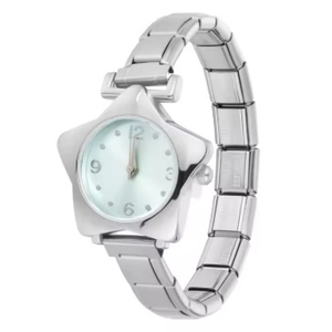 Détail du boîtier de montre en acier en forme d'étoile avec cadran bleu clair et bracelet chaîne