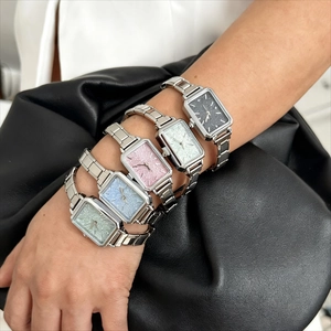 Détails de cinq montres rectangulaires en acier inoxydable coloré pour femmes