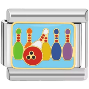 Détail macro d'un lien de bracelet italien avec un motif coloré sur le thème du bowling