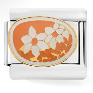 Dettaglio macro del bracciale italiano con smalto arancione e motivo floreale bianco