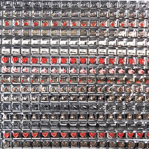 Detailansicht der italienischen Modular-Charms aus Edelstahl mit bunten Emaille-Designs