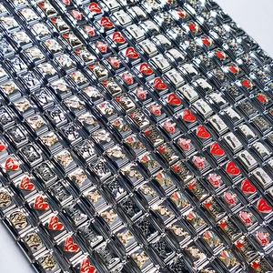 Detailsicht auf Edelstahl-Charms mit bunten Emaille-Motiven wie Herz und Süßigkeiten