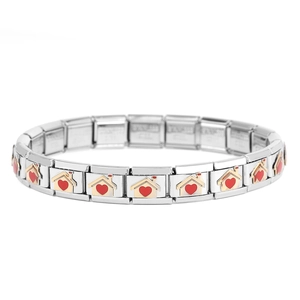 Detailansicht von italienischen Bettelarmbandgliedern aus Edelstahl mit Haus und rotem Herz