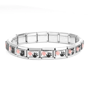 Detailaufnahme von italienischem Charm-Armband aus Edelstahl mit Handabdruck-Motiven