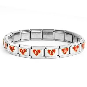 Detail eines italienischen Charm-Armbands mit rotem Herz-Link und Zahl 16 aus Edelstahl