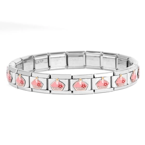 Detail eines italienischen Charm-Armbands mit rosa Cupcake-Modulen aus Edelstahl