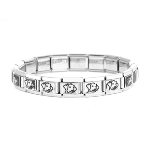 Detail eines modularen Edelstahl-Charm-Armbands mit gravierten Hundemustern und Innenstempeln