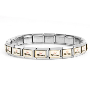 Detail eines Edelstahl-Charm-Armbands mit rosa Krone und Princess-Schriftzug-Design