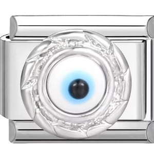 Makro-Detail des Edelstahl-Charms mit blauem Evil Eye und gedrehtem Metallrand am Armband