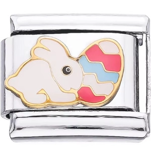 Detailaufnahme eines Edelstahl Italian Charm-Glieds mit Hasenmotiv und bunten Ostereiern
