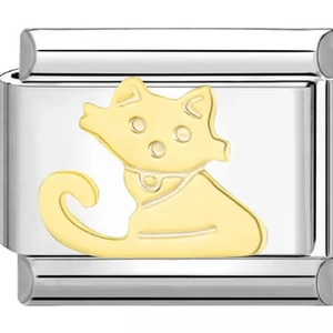 Makroaufnahme eines Edelstahl-Charm-Links mit goldenem Katzen-Element für modulare Armbänder