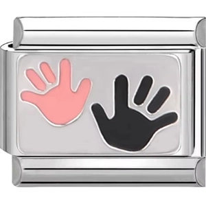 Detail eines Italian Charm Elements mit rosa und schwarzen Fußabdrücken aus Edelstahl