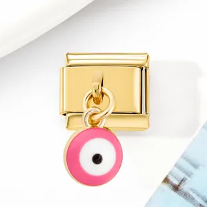Μακροφωτογραφία χρυσού ιταλικού συνδέσμου με ροζ σμάλτο μάτι για χειροποίητα βραχιόλια