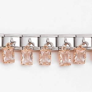 Detail eines italienischen Charm-Armbands mit rosa Kristallanhänger und Edelstahlgliedern