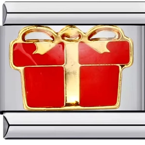 Makro-Detail des italienischen Charms mit einer roten Emaille-Geschenkbox und Goldschleife