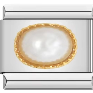 Makroaufnahme eines italienischen Charm-Glieds mit Perleneinlage und Goldwellenrahmen