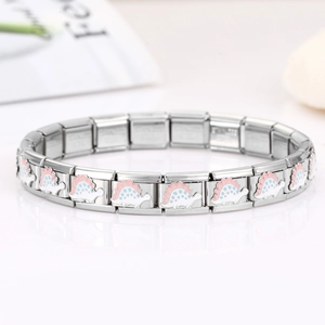 Detail eines italienischen Edelstahl-Modulararmbands mit rosa und blauen Dinosaurier-Charms