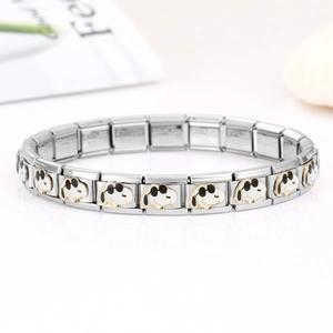 Detailaufnahme von Snoopy Joe Cool Charms auf einem goldumrandeten Edelstahlarmband