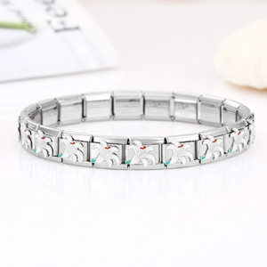 Detail der italienischen Modul-Armbandelemente mit weißer Lilie und Emaille-Verzierungen