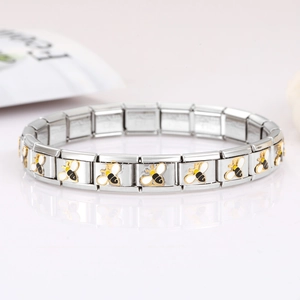 Nahaufnahme des italienischen Charm-Armbands mit Bienen-Modulen aus Emaille