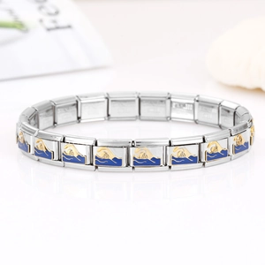 Detailaufnahme von italienischen Charm-Armbandgliedern mit blauem Emaille-Schwimmermotiv