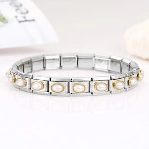 Detail eines modularen Edelstahl-Armbands mit weißen Perlen und Goldakzenten
