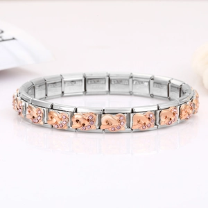 Detailansicht von italienischen Charm-Armbandgliedern mit roségoldenen Herzen und Kristallen