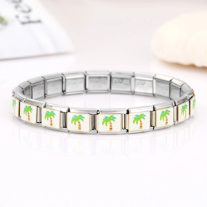 Nahaufnahme der Italian Charm Armbandglieder mit grünen Palmen-Emaillierungen aus Stahl