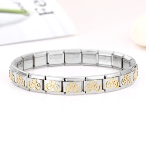 Makroaufnahme von italienischen Charm-Armbandgliedern mit goldenem Fahrradmotiv auf Edelstahl