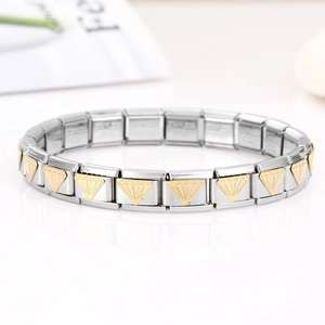 Details eines italienischen Edelstahl-Charm-Armbands mit goldenem Rautenmuster
