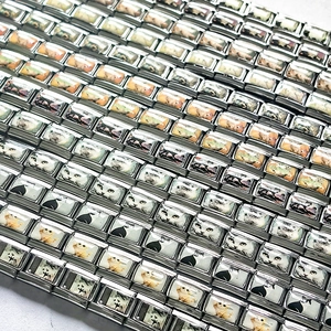 Makroaufnahme von Edelstahl Italian Charms mit süßen Katzen und Januar-Schriftzug