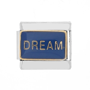 Detalle de un eslabón italiano con fondo de esmalte azul y letras DREAM doradas fijadas