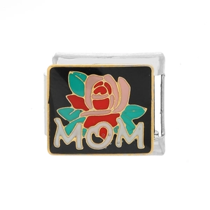 Detalle de pieza para pulsera italiana con rosa de colores y texto MOM sobre esmalte