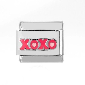 Detalle de eslabón italiano con grabado XOXO rosa y diseño de corazón en acero pulido