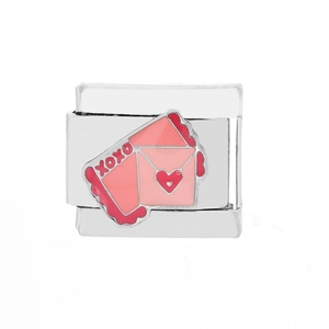 Detalle de charm modular italiano con diseño de sobre de corazón rosa y letras XOXO.