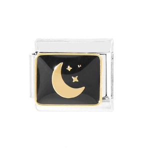 Detalle macro de eslabón italiano con diseño de luna y estrellas doradas sobre esmalte