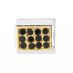 Detalle del charm italiano con marco dorado y doce circonitas negras en pavé elegante