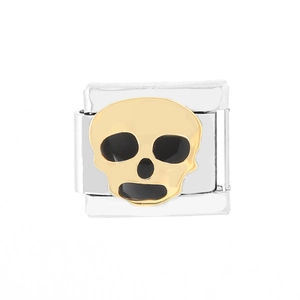 Vista detallada de un eslabón de acero inoxidable con diseño de calavera dorada