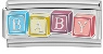 Détail macro du module de breloque italienne avec lettrage BABY coloré sur acier