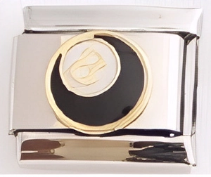 Détail d'un maillon de bracelet italien en acier poli avec fleur en émail noir