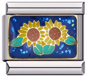 Gros plan d'un charm modulaire en acier avec des tournesols jaunes sur émail bleu étoilé