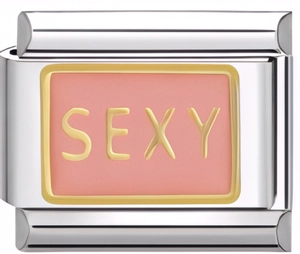 Gros plan d'un charm italien en émail rose avec lettrage Sexy doré en acier inoxydable
