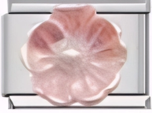 Gros plan d'un maillon charm argenté avec une fleur dégradé rose pour bracelets