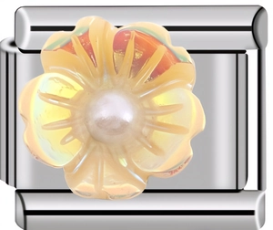 Détail d'un module de breloque fleur jaune pour bracelets à maillons italiens