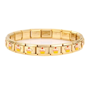 Détail du bracelet modulaire en acier inoxydable doré avec des breloques cupcake en émail