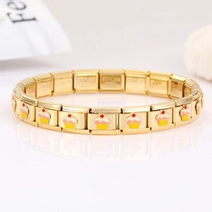 Détail du bracelet modulaire en acier inoxydable avec breloques cupcake en émail