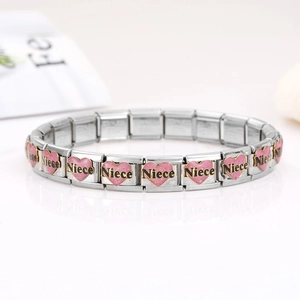 Détail macro du bracelet italien modulaire avec cœurs en émail rose et breloques Niece