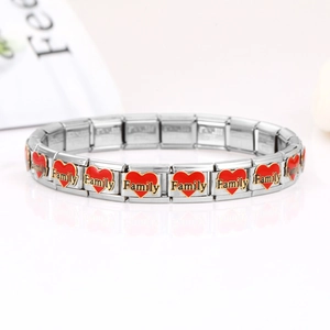 Détail d'un bracelet modulaire italien avec cœur en émail rouge et inscription Family