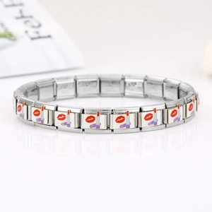 Détail d'un bracelet extensible en acier inoxydable avec des motifs de lèvres et rouge à lèvre