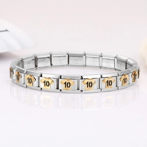 Détail du bracelet modulaire en acier avec breloque maillot dorée affichant le numéro 10